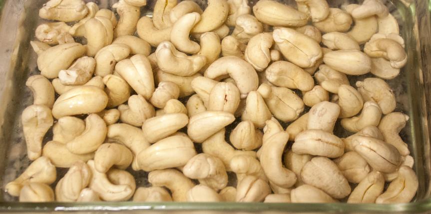 How to get strong muscles by eating cashews?